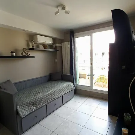 Charming With Terrace In Nice